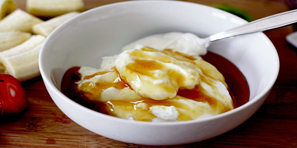 What are the health benefits of combining honey and yogurt